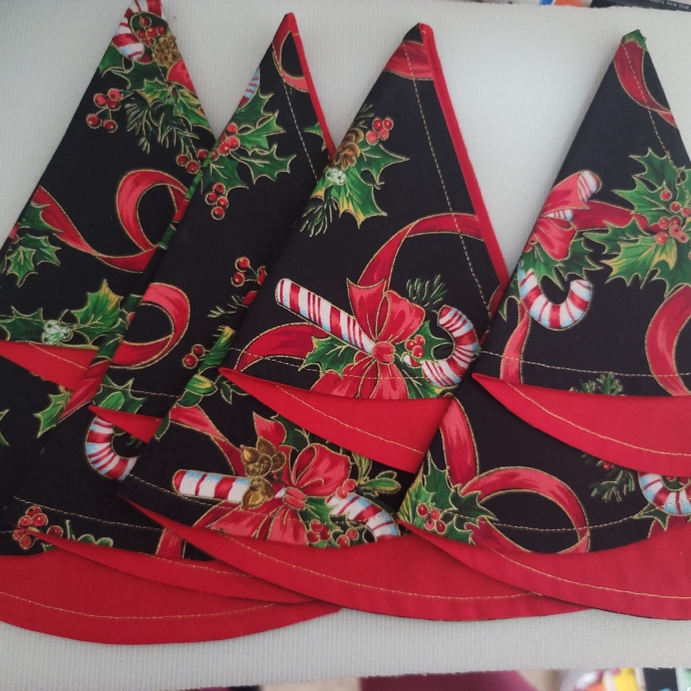 Deck Your Holiday Table with Festive Flair!